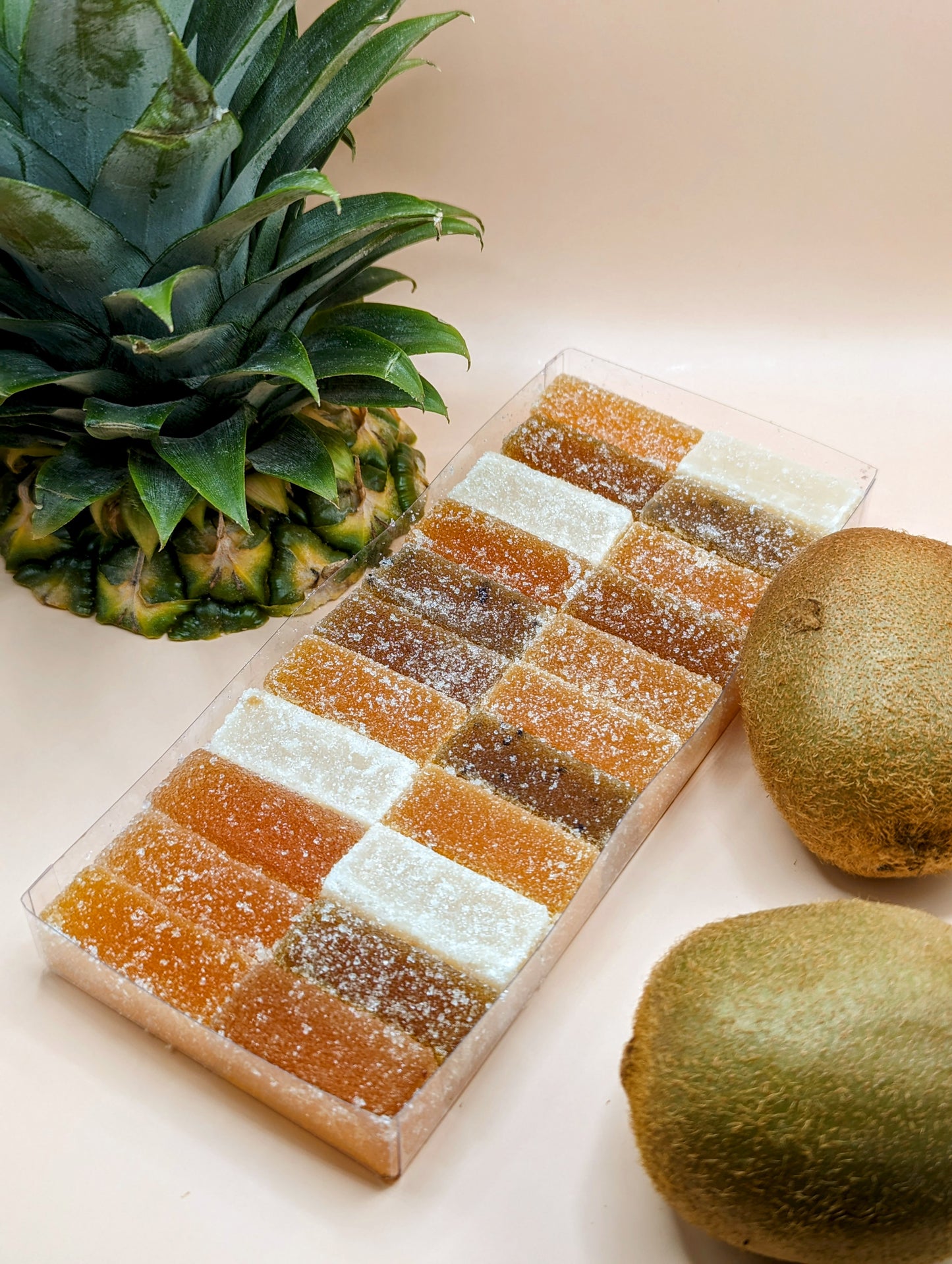 Coffret des îles - 250g (Ananas, Mangue, Kiwi, Fruit de la passion, Noix de coco, Cocktail exotique)